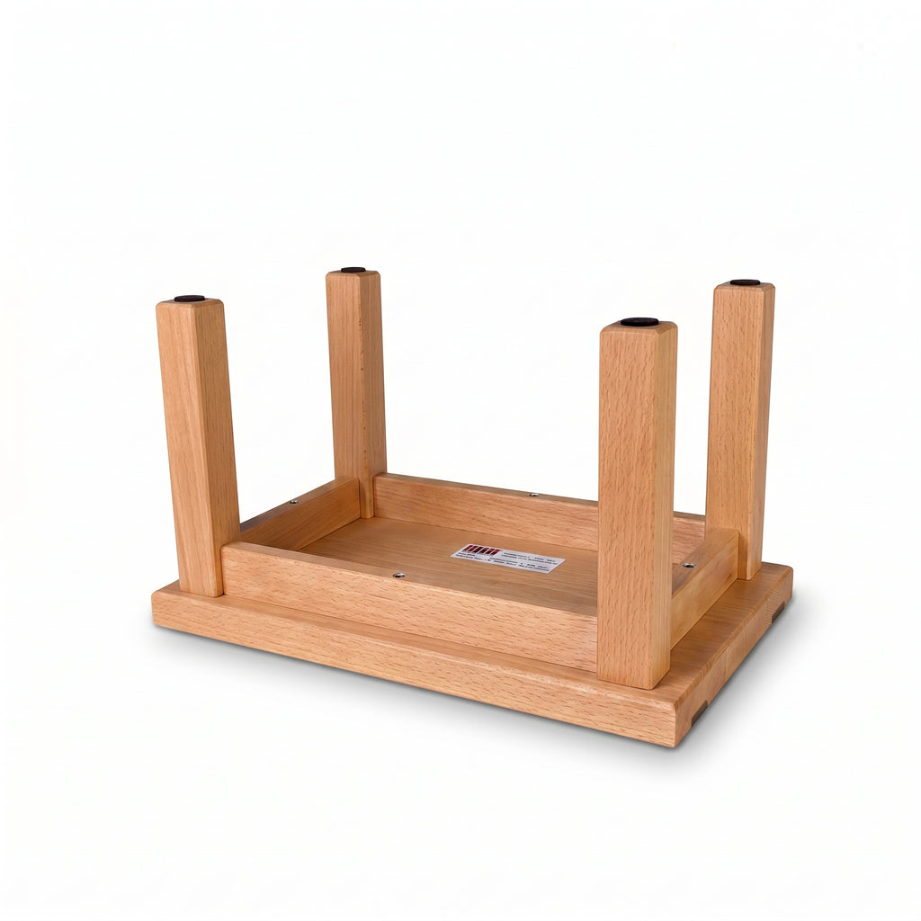 Holzhocker aus geölter Buche mit Einlassung aus massivem Nussbaumholz als Fußbank oder Schemel