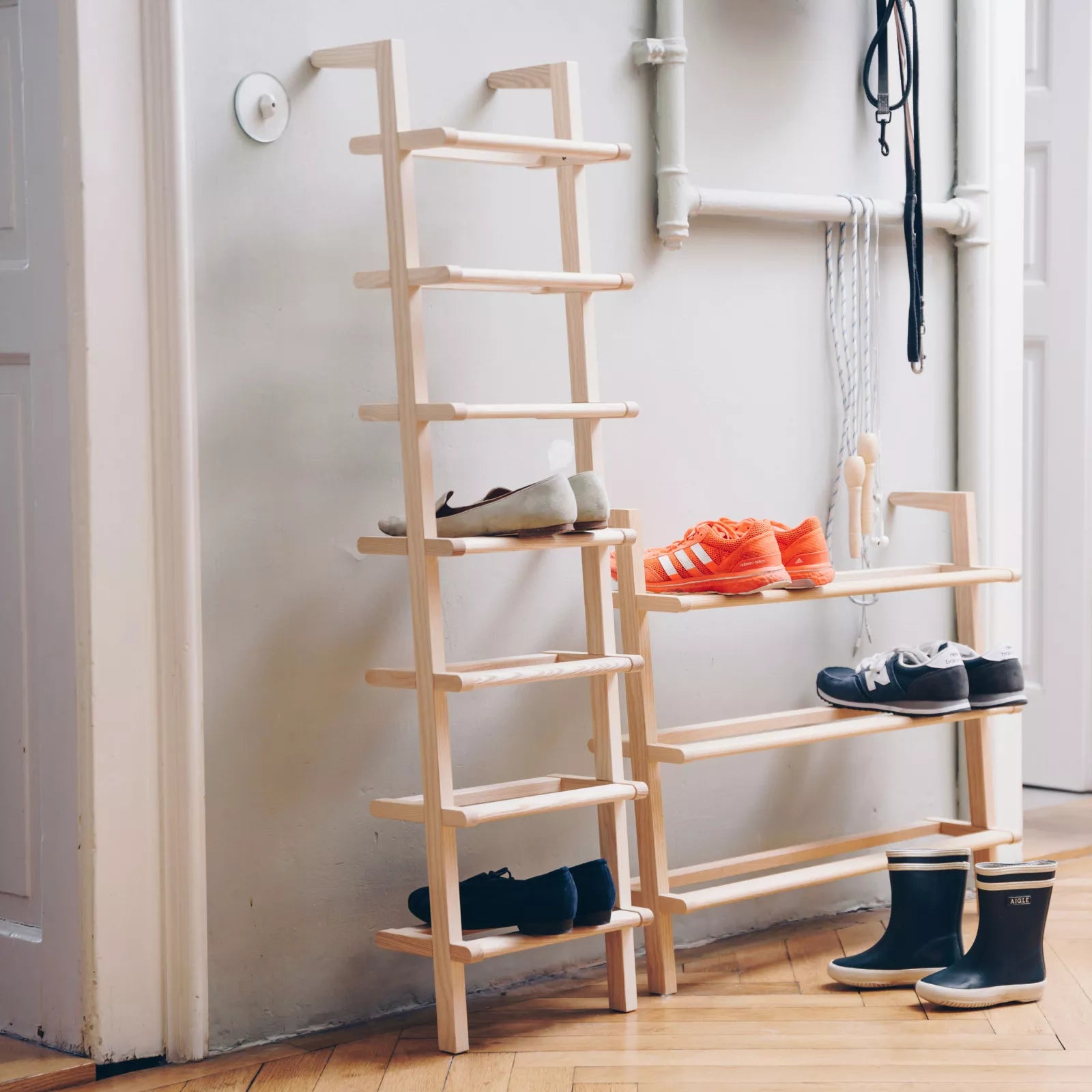 Schmales Schuhregal „Lady Long“ aus massiver Esche für bis zu 7 Paar Schuhe