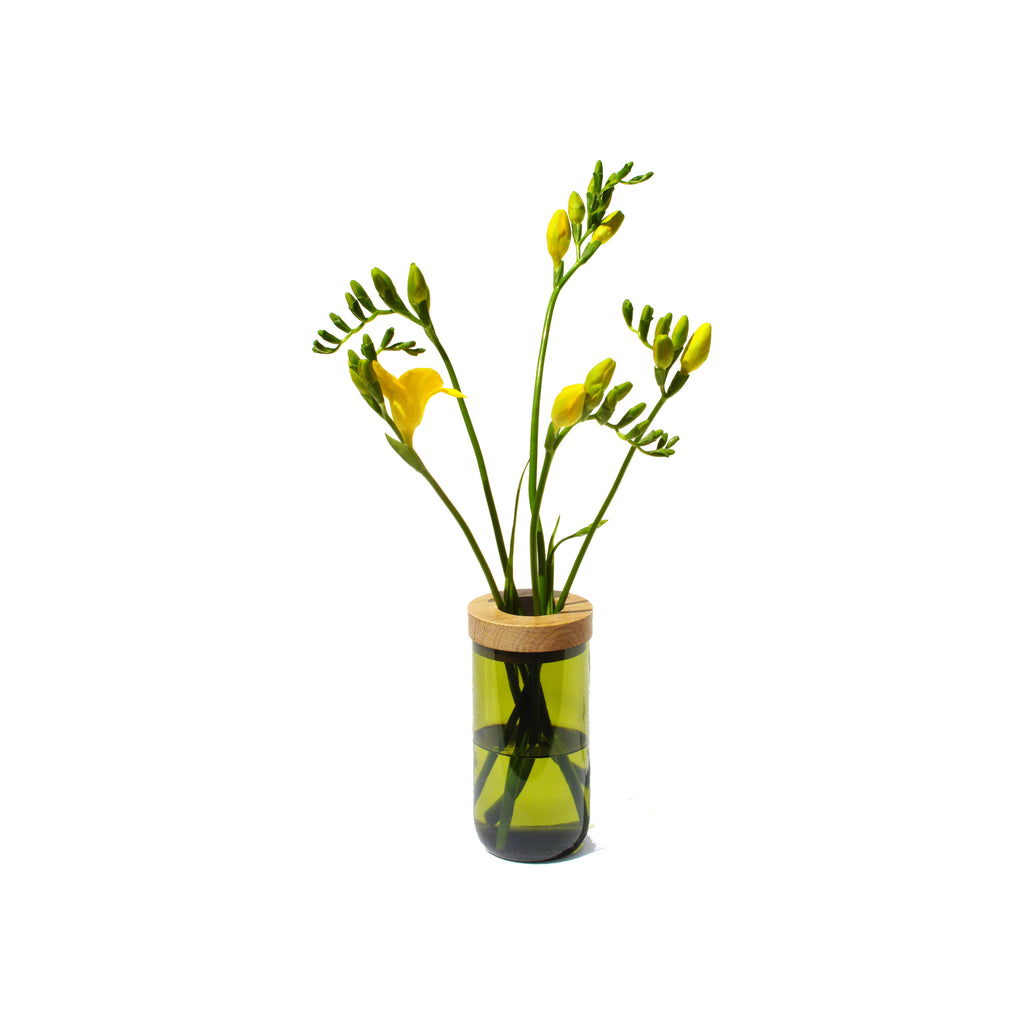 „Vase & Dose“ aus geöltem Eichenholz mit moosgrünem Flaschenglas