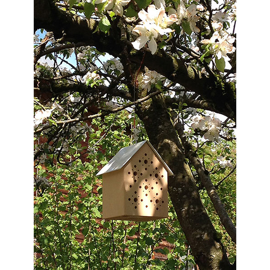 Bienenhotel „Bee’s Inn“ aus Massivholz für Garten und Balkon