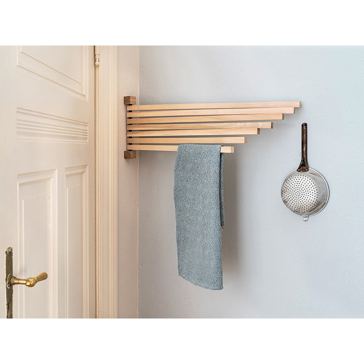 Schwenkbarer Wandfächer „Pavo“ aus Holz – flexible Halterung für Küche, Bad und Flur